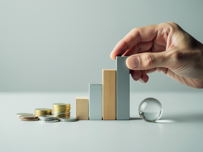 Junger Anleger informiert sich über Aktie Grundlagen und erste Schritte im Finanzlexikon