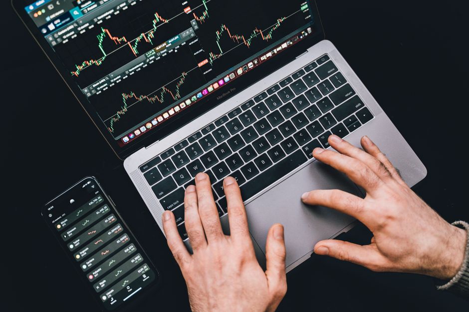 Anleger analysieren ETFs und Märkte