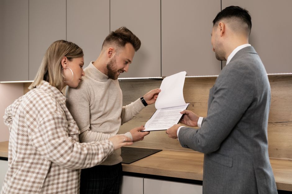 Anleger prüfen Immobilienfonds und Risiken