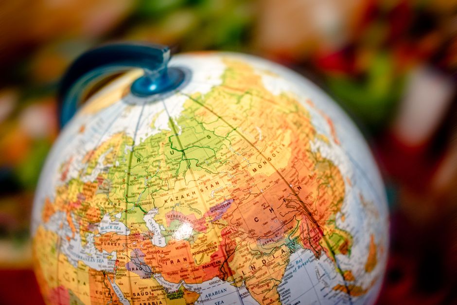 Apple Aktie unter Druck durch KI-Preise und geopolitische Spannungen.