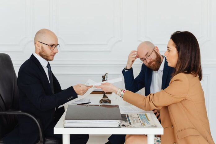 Diskussion über das gemeinsame Haus nach der Scheidung.