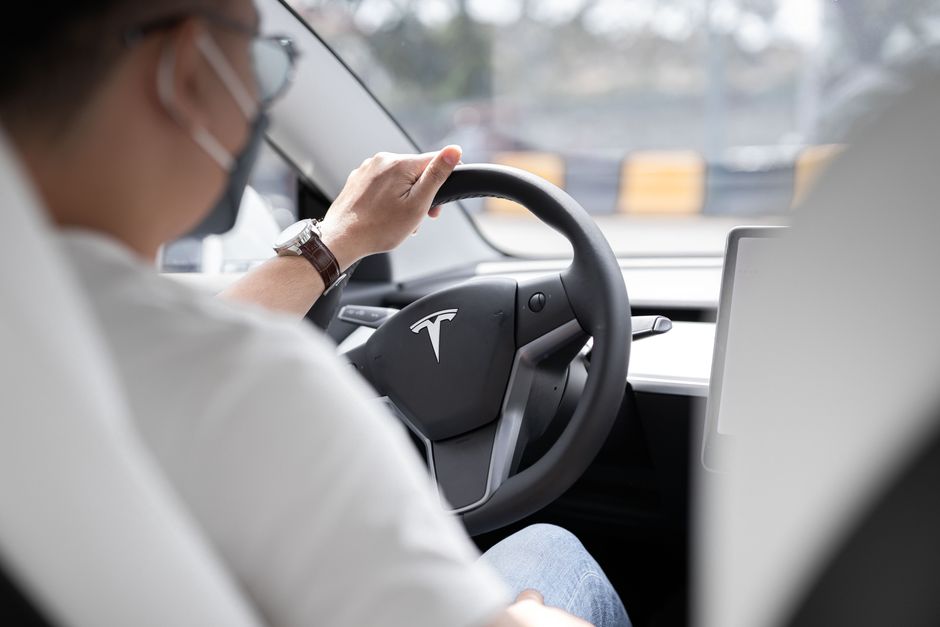 Elektroauto an einer Ladesäule