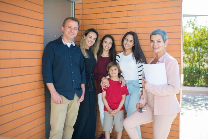 Familie im neuen Eigenheim