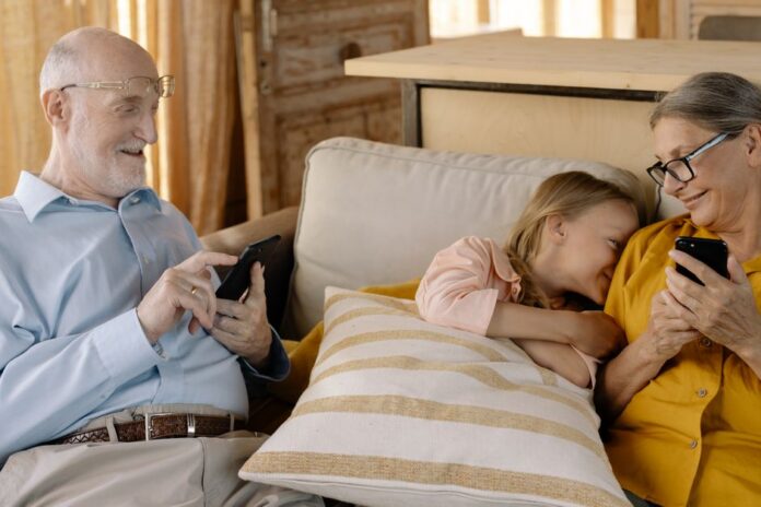 Familie nutzt Kombiangebote für Internet und TV
