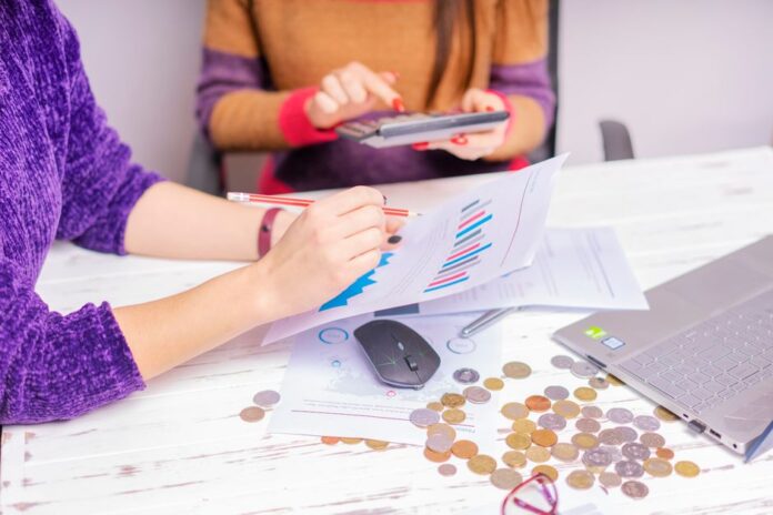 Frauen investieren für finanzielle Unabhängigkeit.