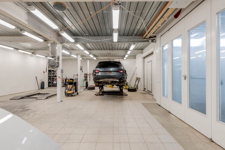 Handwerker bei der Arbeit im modernen Umfeld.