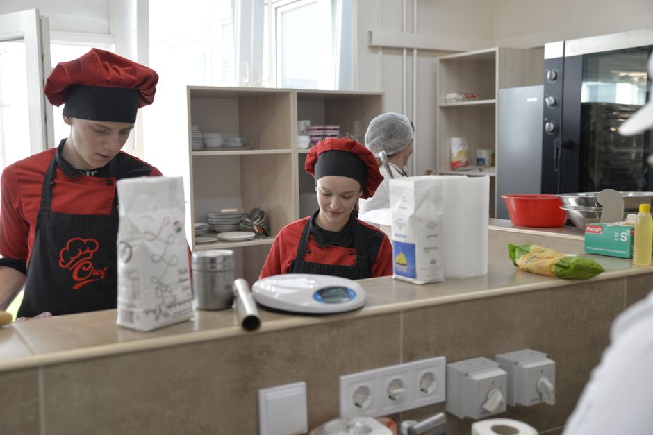 Handwerker bei der Arbeit im modernen Umfeld.