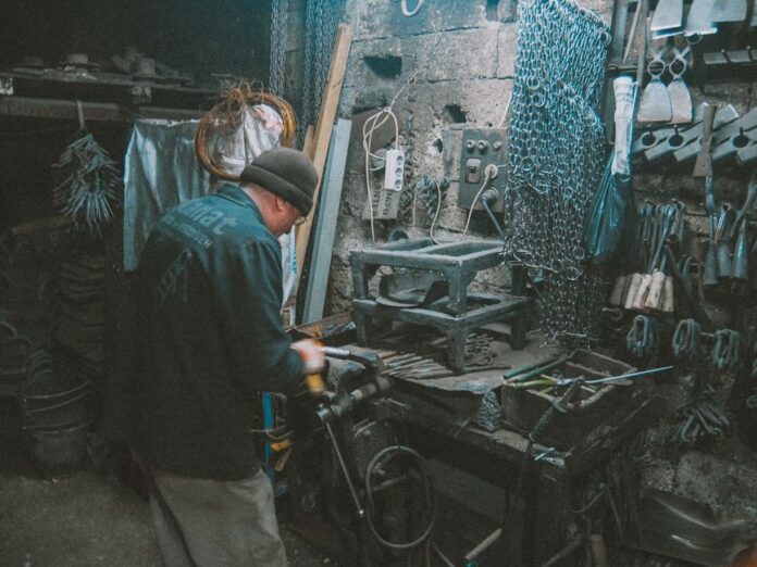 Handwerker bei der Arbeit im modernen Umfeld.