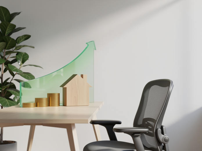 Person arbeitet konzentriert im Homeoffice an Laptop und spart Steuern mit Pauschale