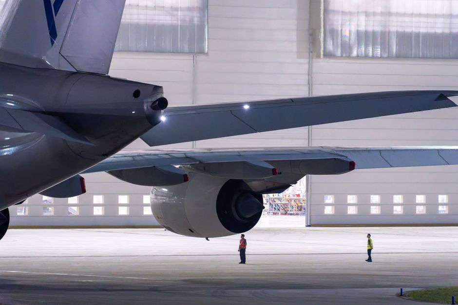 Inspektion eines Airbus A380 Tragflügels