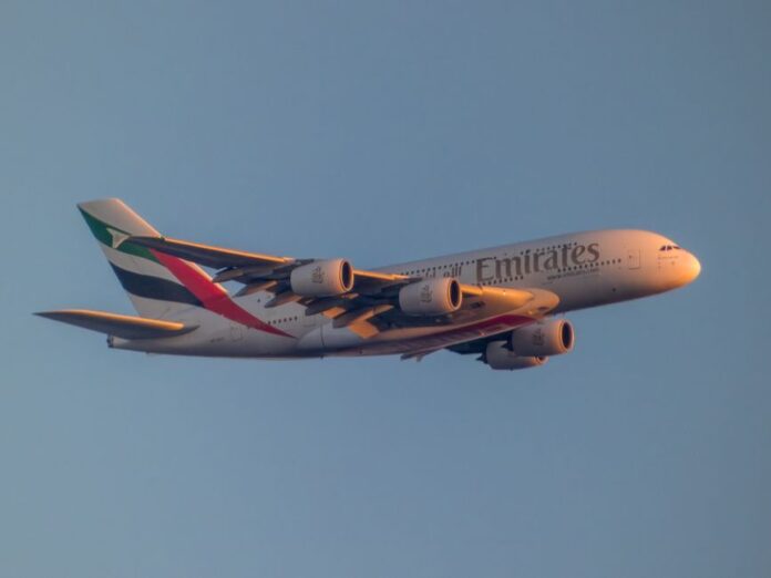Inspektion eines Airbus A380 Tragflügels