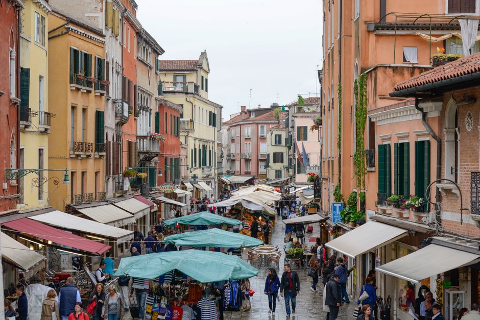 Italienische Stadtansicht mit wirtschaftlichem Kontext