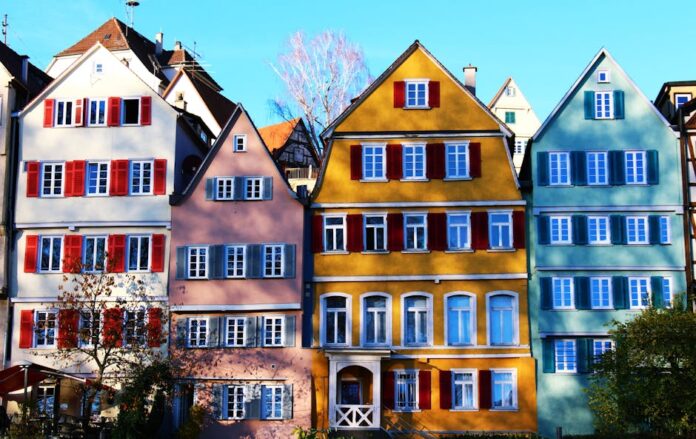 Junge Männer wehren sich gegen Mietwucher in Tübingen.