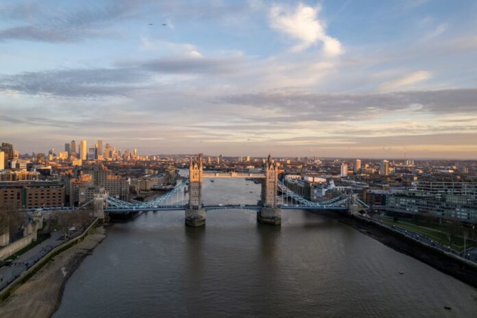 FTSE 100 unter Druck durch geopolitische Spannungen