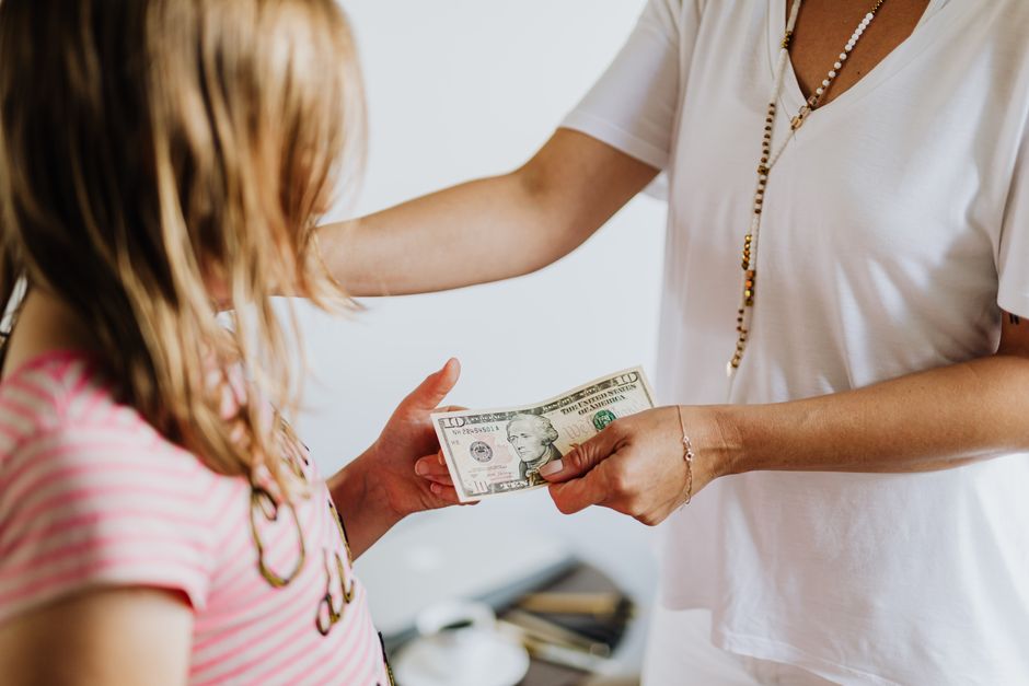Kinder lernen spielerisch den Umgang mit Geld.