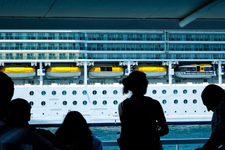Kreuzfahrtschiff auf hoher See
