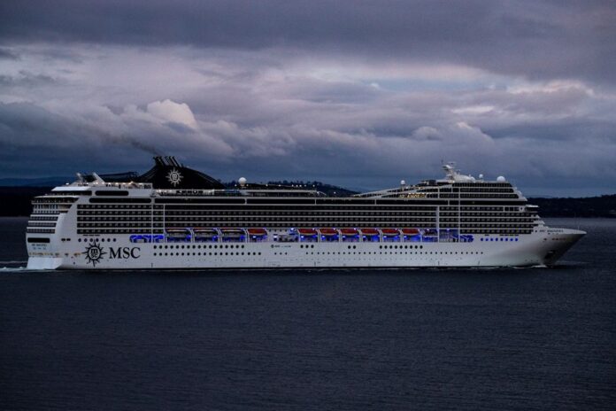 Kreuzfahrtschiff auf hoher See