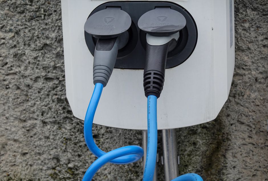 Laden von Elektroautos an einer Ladestation