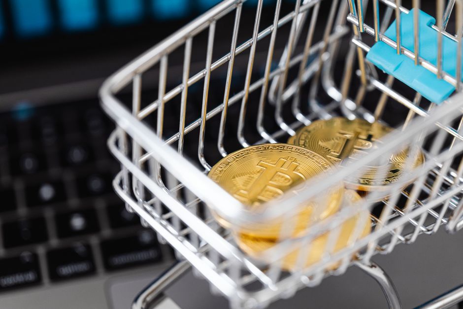 Nutzer der OKX Card beim Bezahlen
