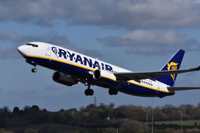 Ryanair Flugzeug im Abflug