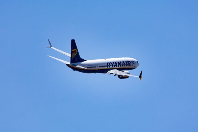 Ryanair Flugzeug im Flug
