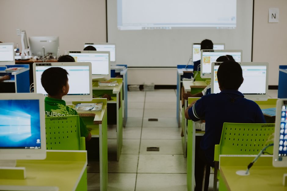 Schüler im Klassenzimmer ohne Handys