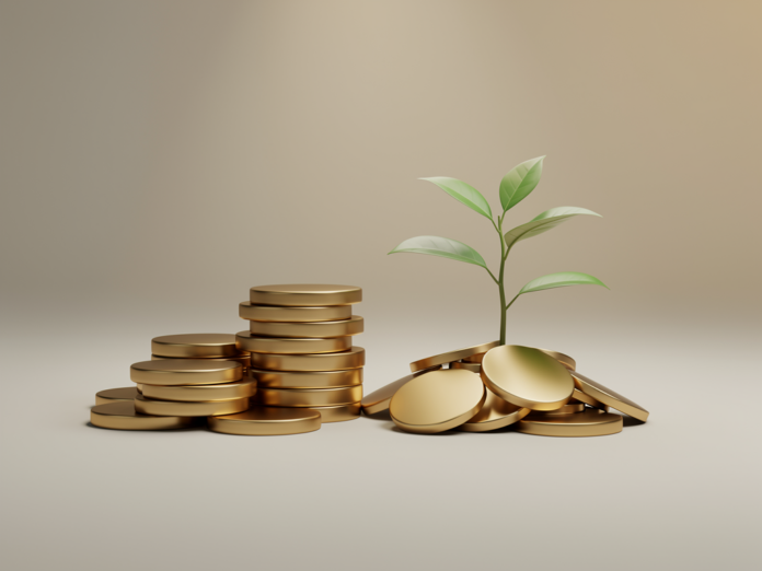 Person vergleicht Sparen und Investieren als Finanzstrategie für persönliche Ziele