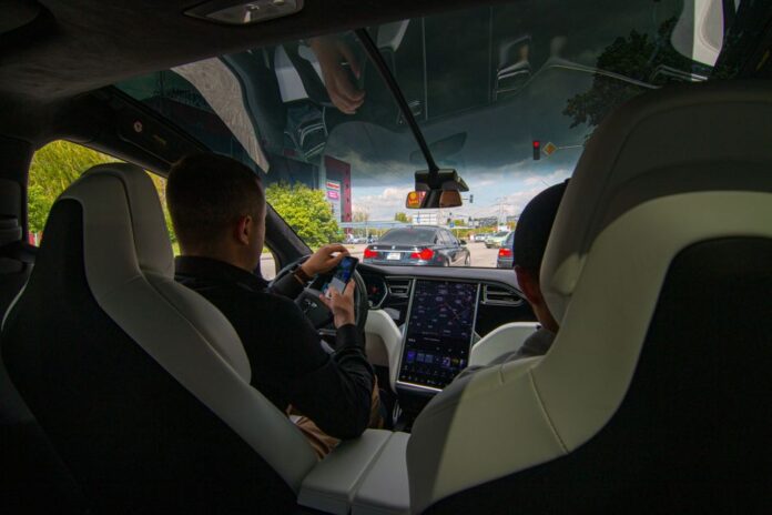 Tesla-Aktie und autonomes Fahren im Fokus