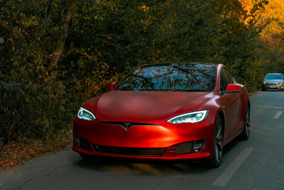 Tesla Fahrzeuge und Finanzanalysen