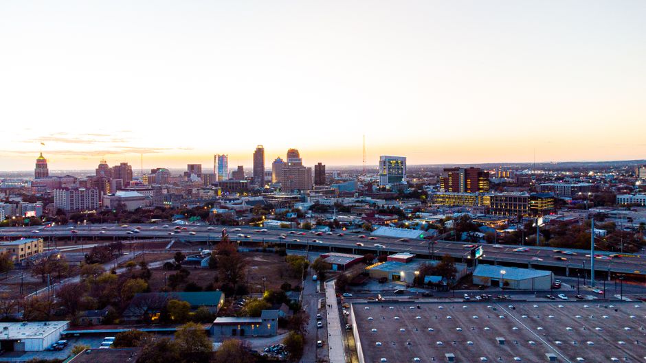 Warnschild an Bitcoin Geldautomat in San Antonio
