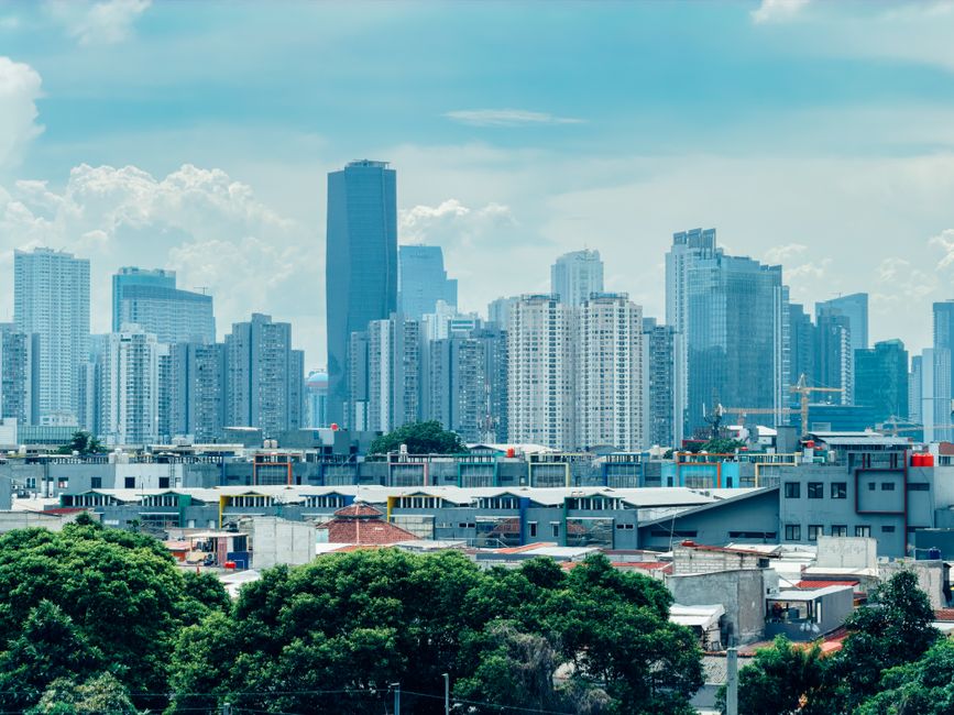Anleger erkunden internationale Immobilienmärkte.
