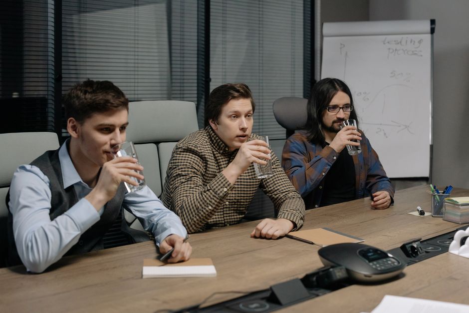 Arbeitnehmer im Büro bei Hitze