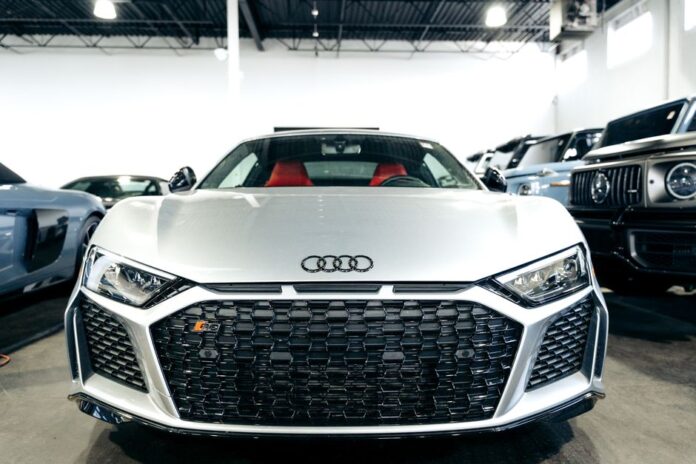 Audi senkt Umsatzprognose aufgrund globaler Herausforderungen.