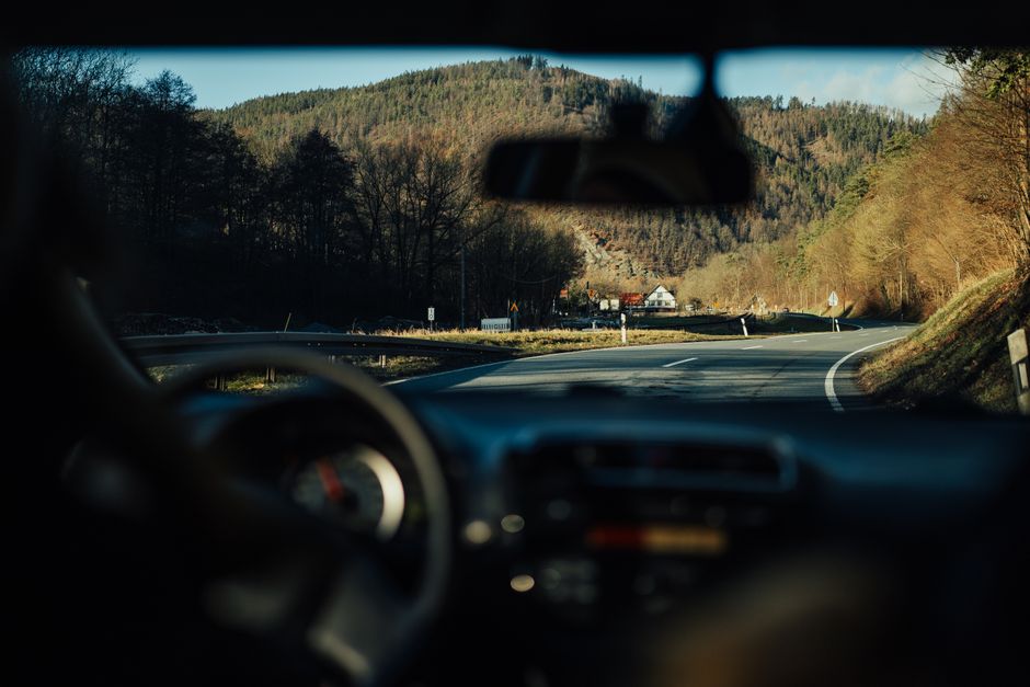 Cabrio mit offenem Verdeck parken