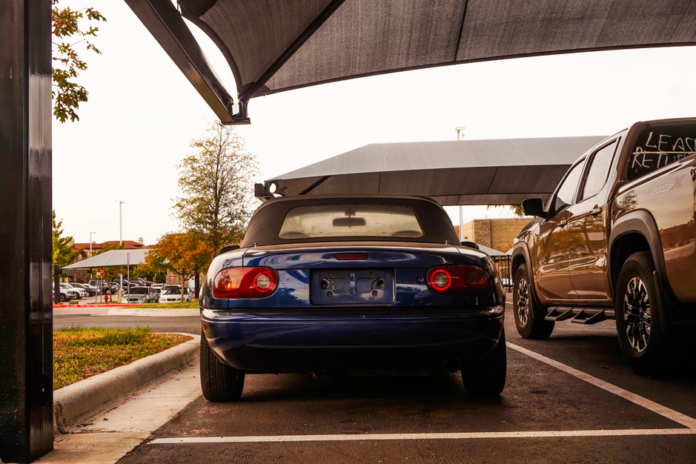 Cabrio mit offenem Verdeck parken