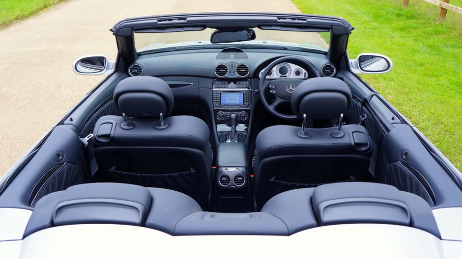 Cabrio mit offenem Verdeck parken