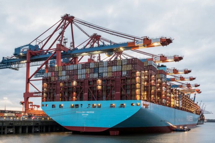 Containerschiff Notre Dame im Hamburger Hafen