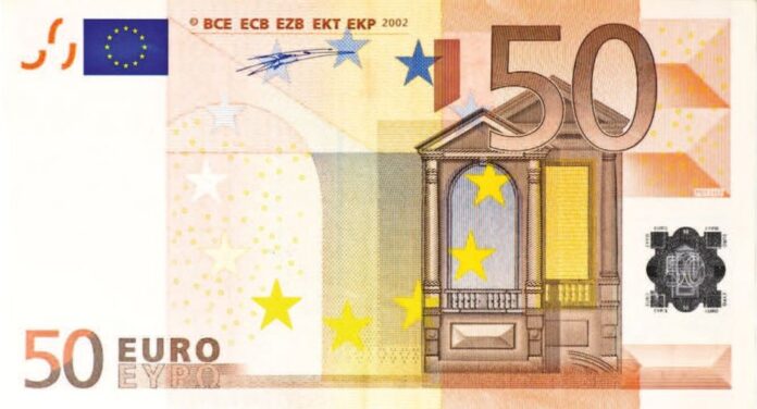 Ein gefalteter 50-Euro-Schein im Geldbeutel
