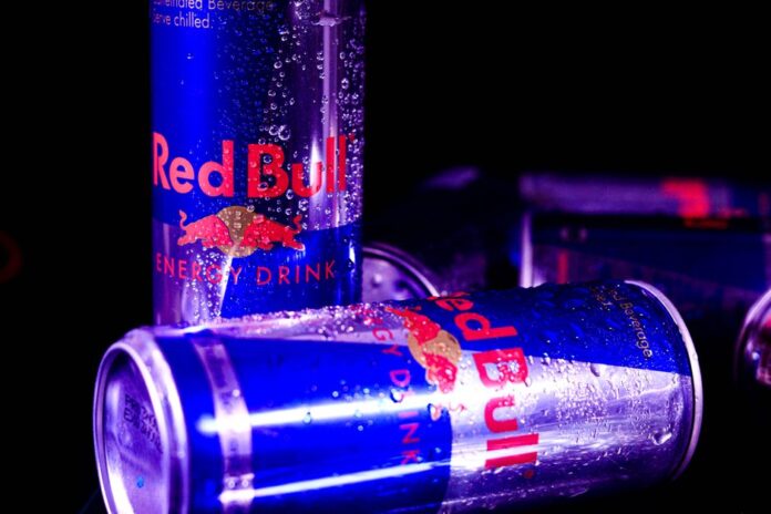 Energydrinks im Supermarktregal