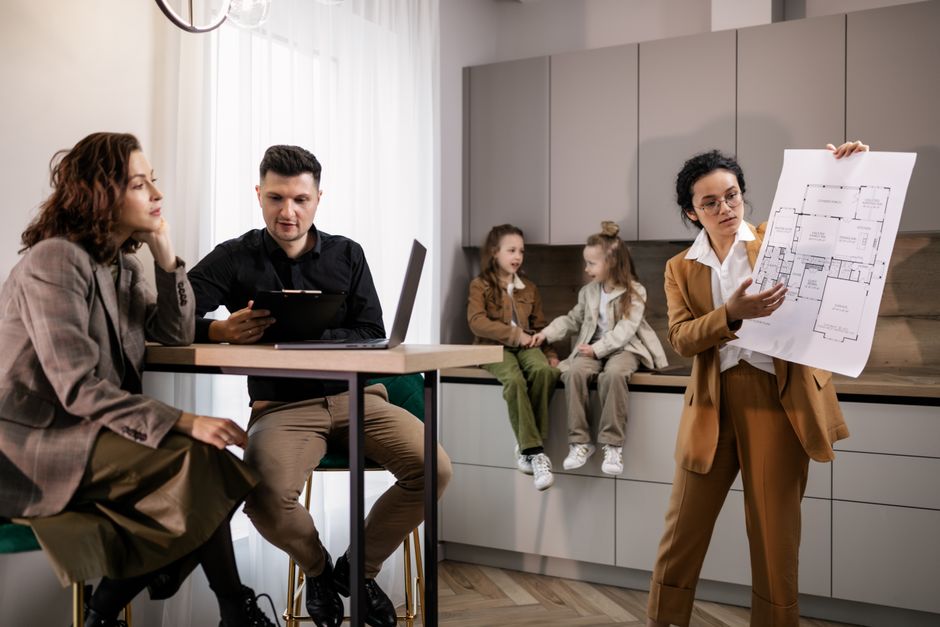 Familie plant den Immobilienkauf