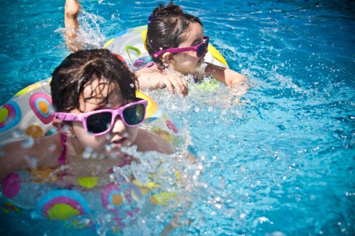 Familien im Freibad: Unerwartete Kosten