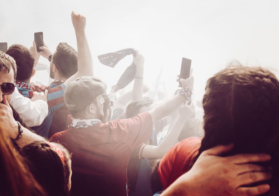 Fans streamen das Spiel auf Smartphones