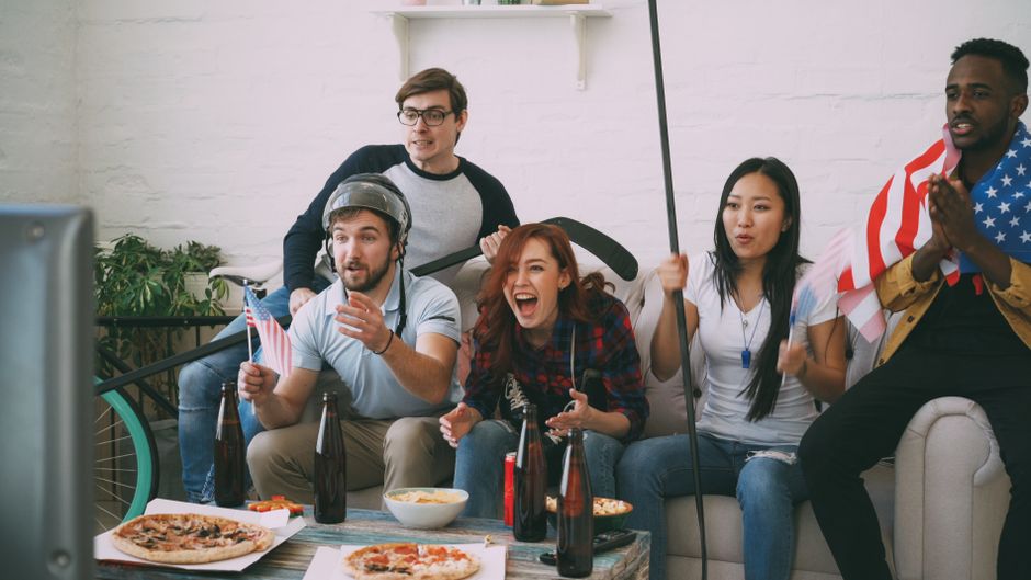 Fans verfolgen das Spiel auf ihrem Smartphone