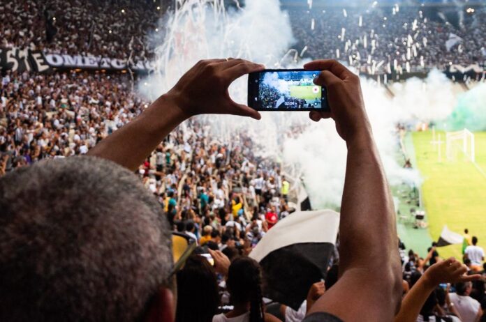 Fans verfolgen das Spiel auf ihrem Smartphone