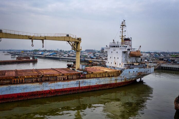 Frachtschiff im Hafen von Odessa nach dem Angriff