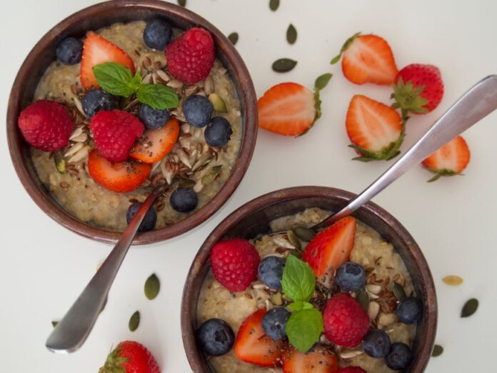 Frisches Porridge für ein gesundes Frühstück