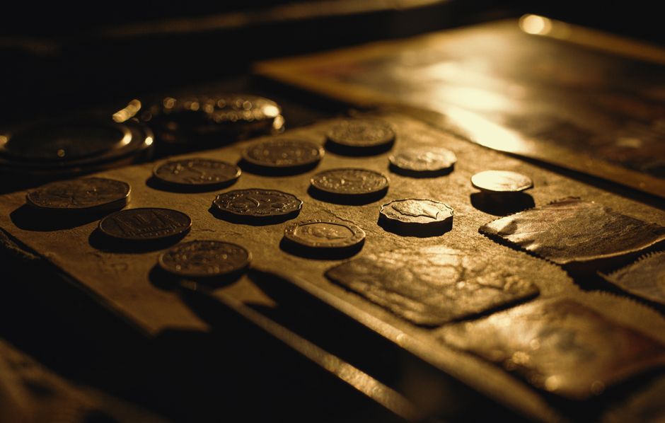 Goldbarren und Münzen im Verkauf