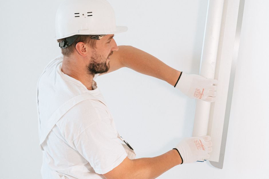Handwerker bei Renovierungsarbeiten