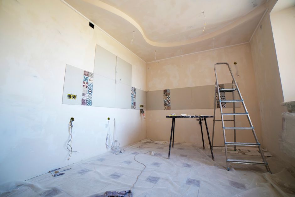 Handwerker bei Renovierungsarbeiten