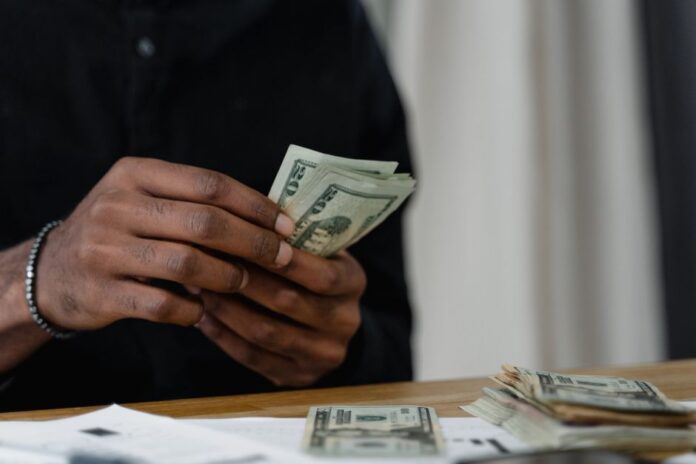 Junger Millionär und seine Investitionen